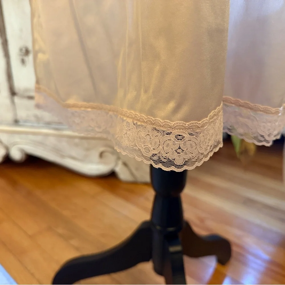 Vanity Fair full slip with lace trim. Style: everyday layers. Sz38.Classic